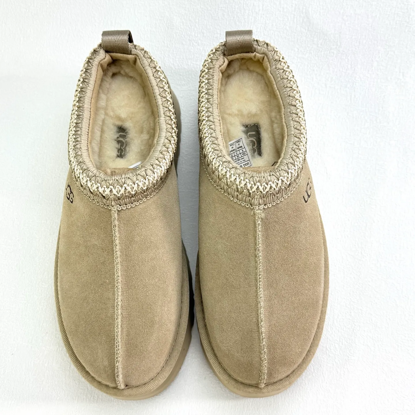 💰400 UGG Tats series thickened model Mule style toe-cap 5CM half slippers Ethnic style autumn and winter snow boots High-quality sheepskin and wool Integrated with high quality Warmth and heat sealing Made of TPU molded suede upper material Embedded with artificial curly wool plush lining and 10mm UGGPURE™ implanted wool lining and removable UGGPURE™ implanted wool insole Lightweight non-slip and comfortable rubber outsole with brand LOGO With complete packaging Official item number: 11225532722 Size: 35 36 37 38 39 40